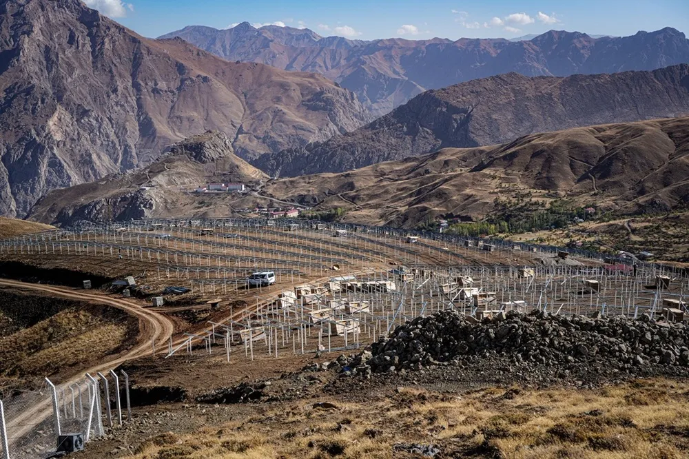 Hakkari Valisi Taşyapan, güneş enerjisi Santrali projesinde incelemelerde bulundu