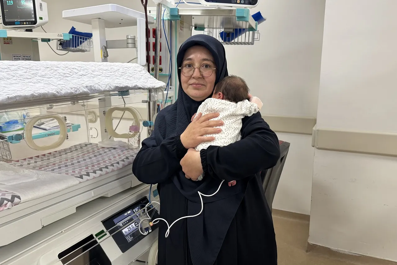 Necmettin Erbakan Üniversitesi Tıp Fakültesi Hastanesinde anne karnında 3 milimetrelik damardan 6 kez kan verilen bebek sağlıklı doğdu