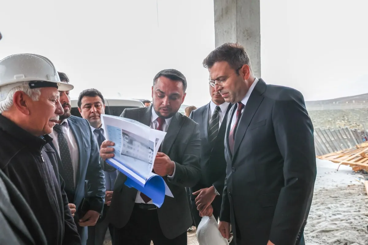 Niğde Valisi Akmeşe, Çamardı ilçesinde hastane inşaatını inceledi ve elma hasadına katıldı