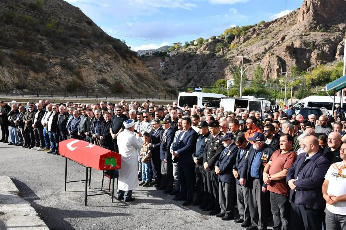Gümüşhane Valisi Cevdet Atay Muharip gazi İlyas Kullukçu’nun cenaze törenine katıldı