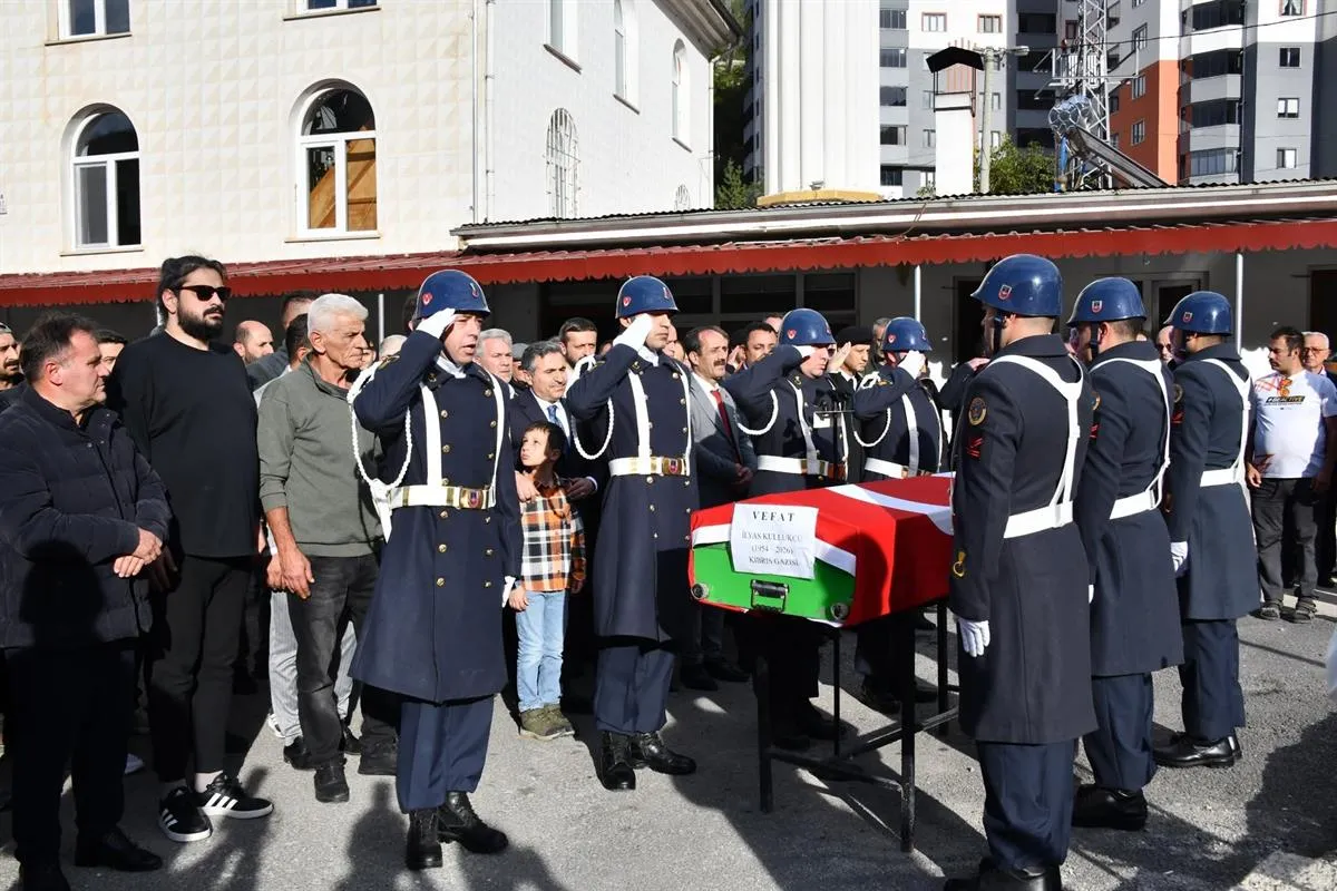 Gümüşhane Valisi Cevdet Atay Muharip gazi İlyas Kullukçu’nun cenaze törenine katıldı
