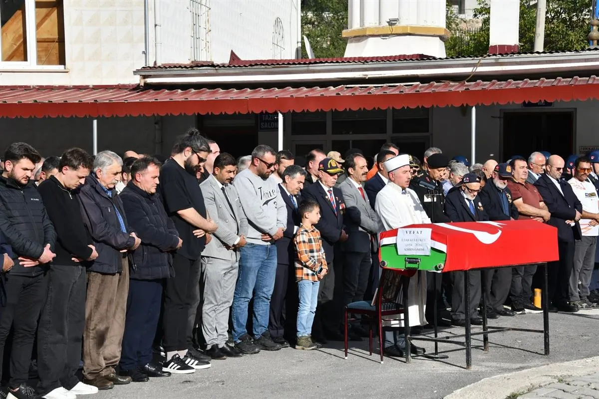 Gümüşhane Valisi Cevdet Atay Muharip gazi İlyas Kullukçu’nun cenaze törenine katıldı