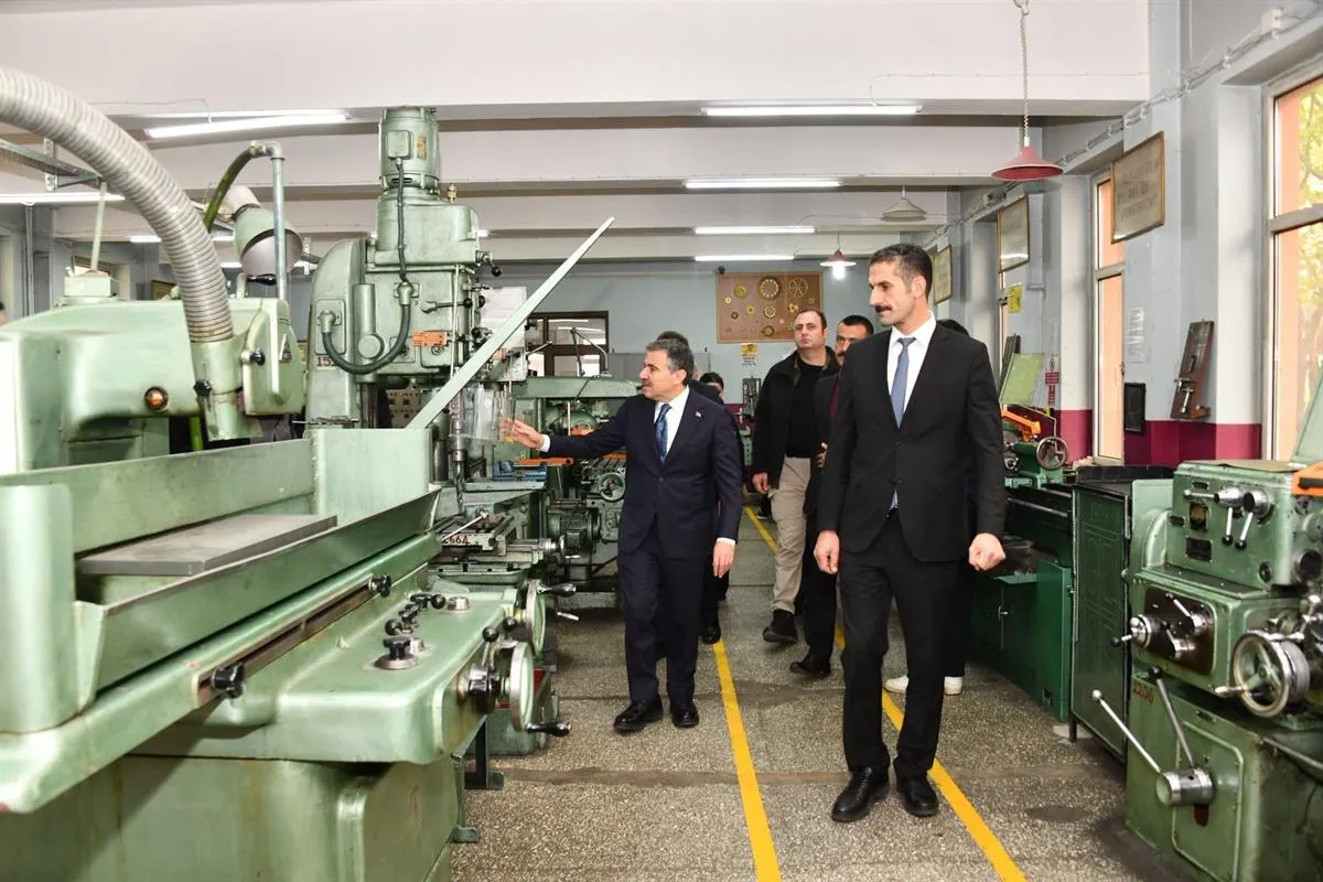 Gümüşhane Valisi Cevdet Atay’dan mesleki ve teknik liselere ziyaret
