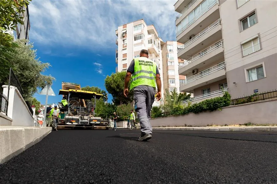 Narlıdere’de yenilenmeyi bekleyen yollar konfora kavuşuyor