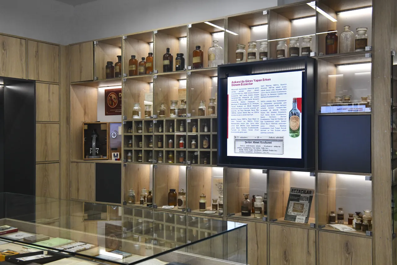Mansur Yavaş Ankara eczacılık tarihi Sergievi’nin açılışını yaptı