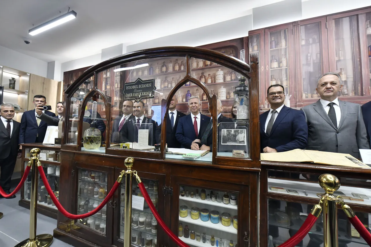 Mansur Yavaş Ankara eczacılık tarihi Sergievi’nin açılışını yaptı