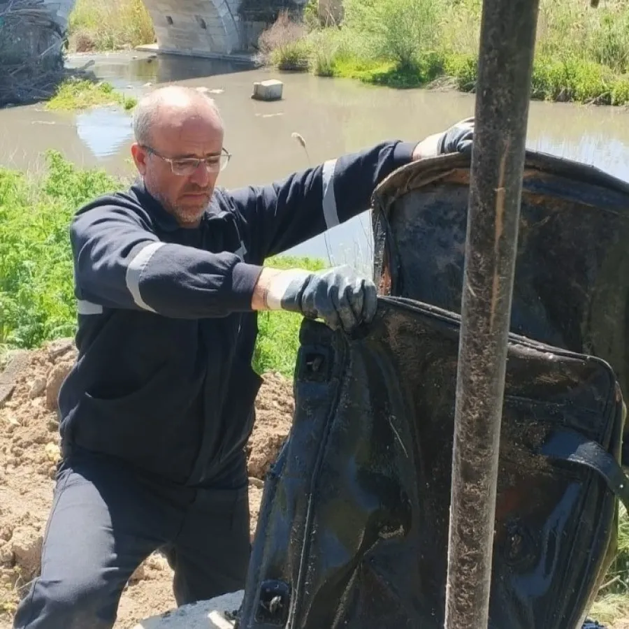 Yağmur suyu hattından bavul çıktı