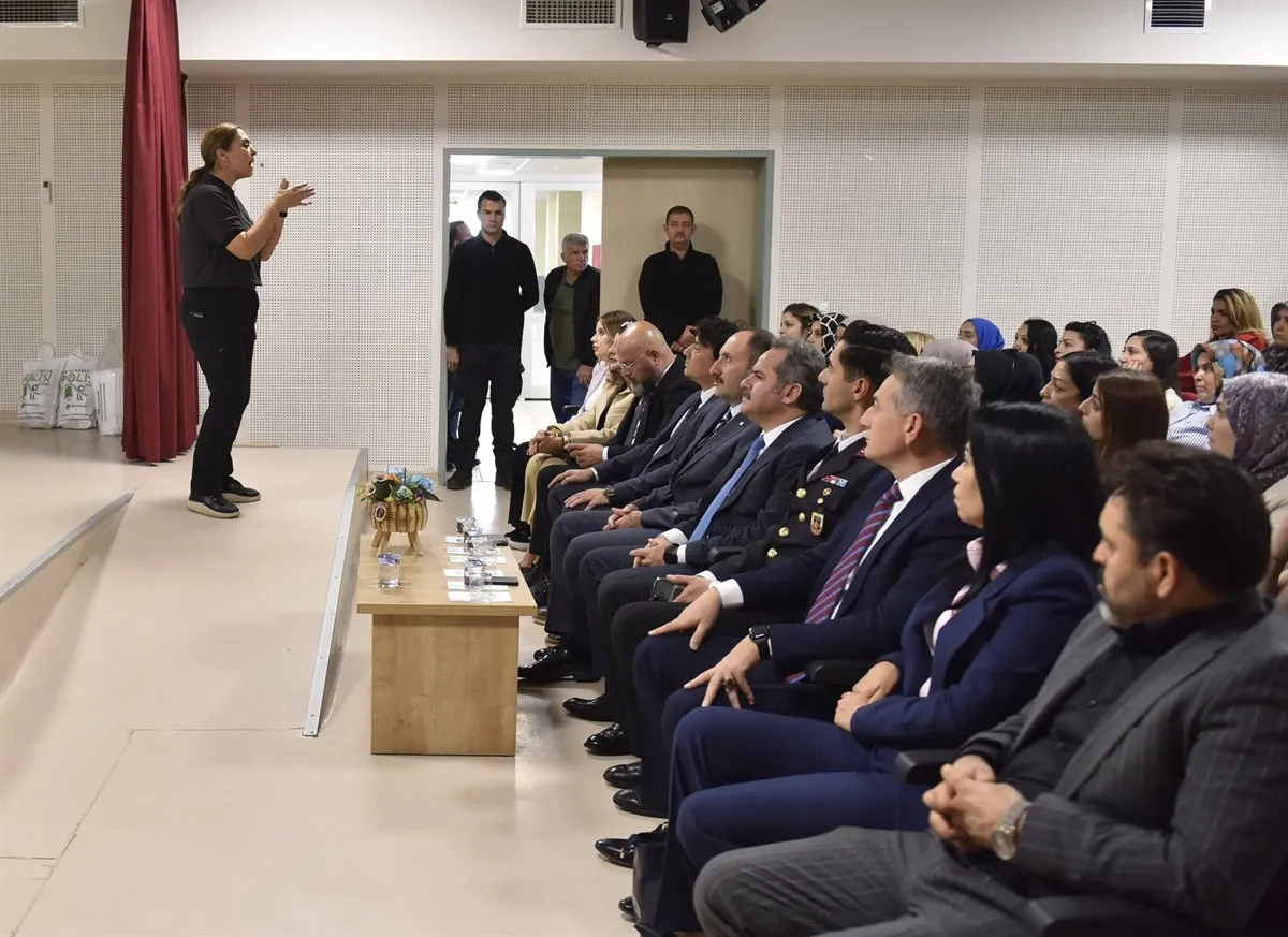 “En İyi Narkotik Polisi: Anne” projesi kapsamında, 2026-2027 Eğitim-Öğretim Yılının ilk eğitimi Nedim İnal İlkokulunda gerçekleştirildi