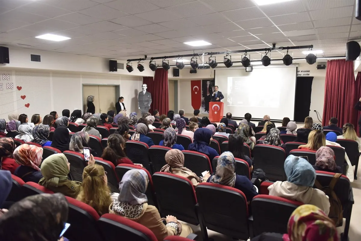 “En İyi Narkotik Polisi: Anne” projesi kapsamında, 2026-2027 Eğitim-Öğretim Yılının ilk eğitimi Nedim İnal İlkokulunda gerçekleştirildi