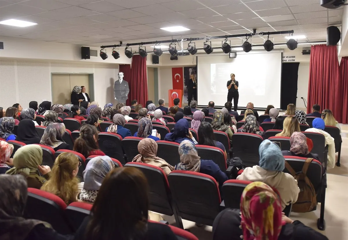 “En İyi Narkotik Polisi: Anne” projesi kapsamında, 2026-2027 Eğitim-Öğretim Yılının ilk eğitimi Nedim İnal İlkokulunda gerçekleştirildi