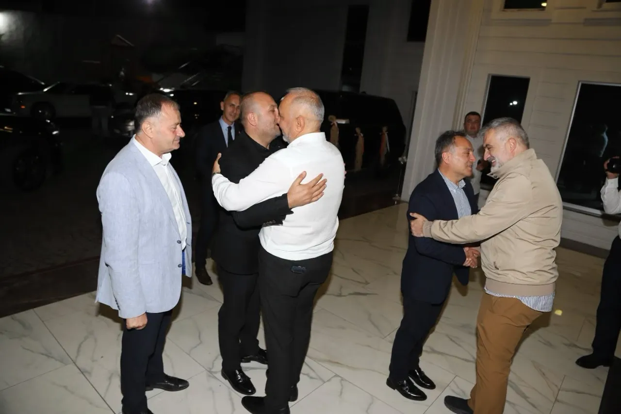 Niksar Belediye Başkanı Semih Tepebaşı, Edanur Yaşar ile Ahat Buğra Yeteroğlu çiftin düğün törenine katılarak mutluluklarına ortak oldu