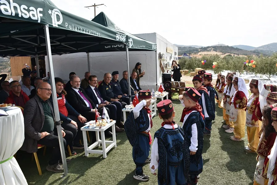 Salihli Kaymakamı Zeytin Hasadı Şenliği’ne katıldı