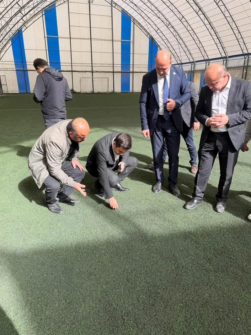 İlçe Kaymakamı Çelik, Torul'da faaliyet gösteren halı sahayı ziyaret ederek incelemelerde bulundu
