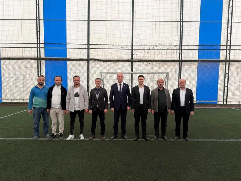 İlçe Kaymakamı Çelik, Torul'da faaliyet gösteren halı sahayı ziyaret ederek incelemelerde bulundu