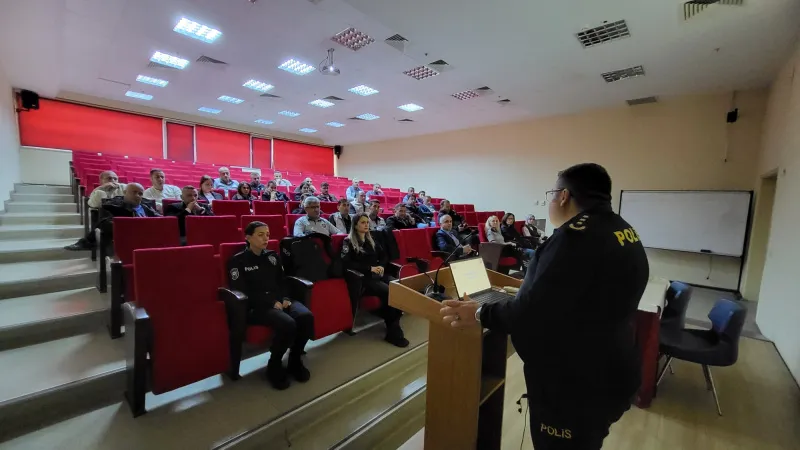 Artvin Çoruh Üniversitesi güvenlik personeline emniyet personelleri tarafından seminer verildi