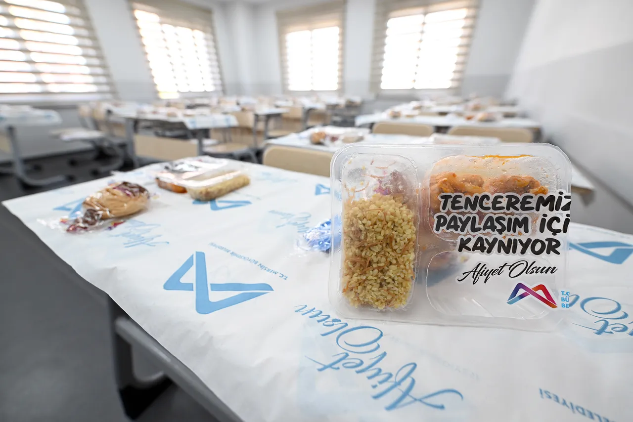 Mersin Büyükşehir’in kurs merkezleri ile öğrenciler yemeği Dert etmiyor