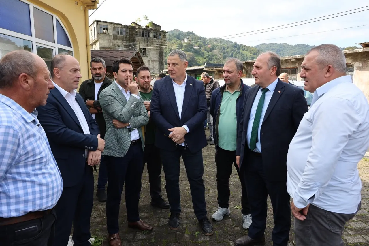 Arhavi Kaymakamı Muhammet Güzel, Kavak Köyü’nü ziyaret ederek vatandaşlarla bir araya geldi