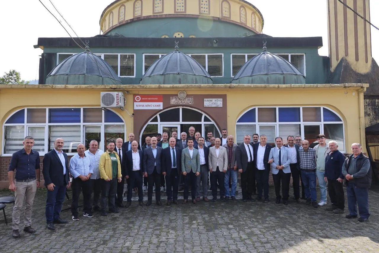 Arhavi Kaymakamı Muhammet Güzel, Kavak Köyü’nü ziyaret ederek vatandaşlarla bir araya geldi