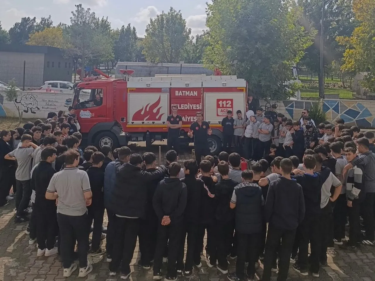 Belediye itfaiyesinden öğrencilere yangın ve deprem eğitimi