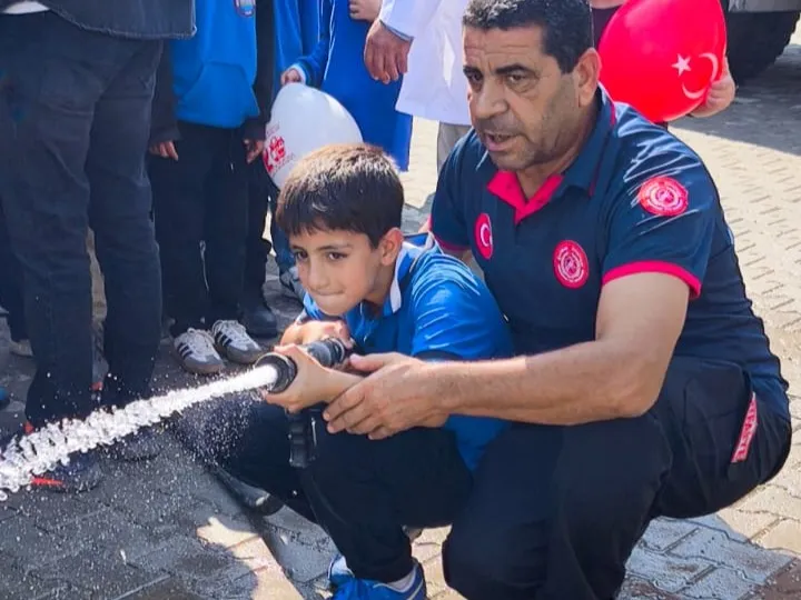 Belediye itfaiyesinden öğrencilere yangın ve deprem eğitimi