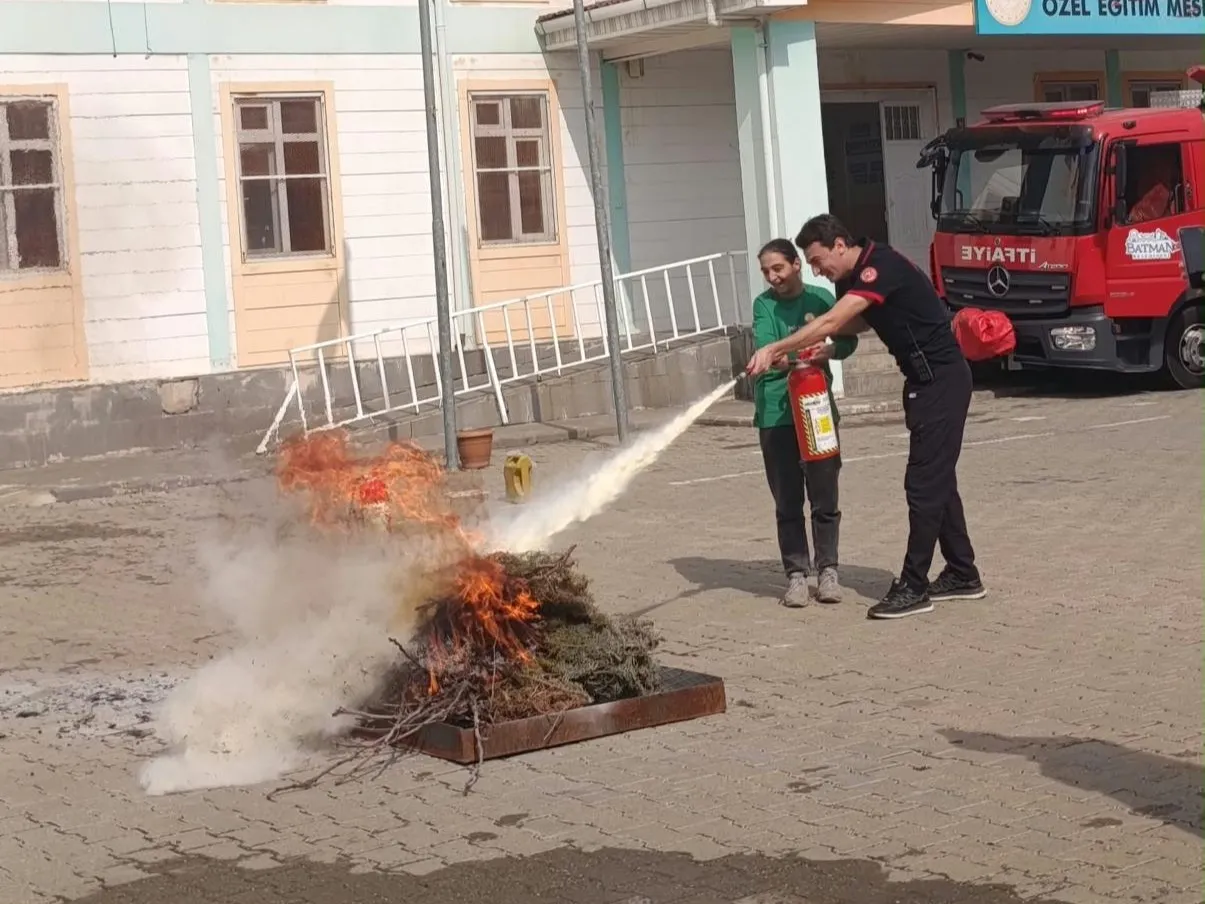 Belediye itfaiyesinden öğrencilere yangın ve deprem eğitimi