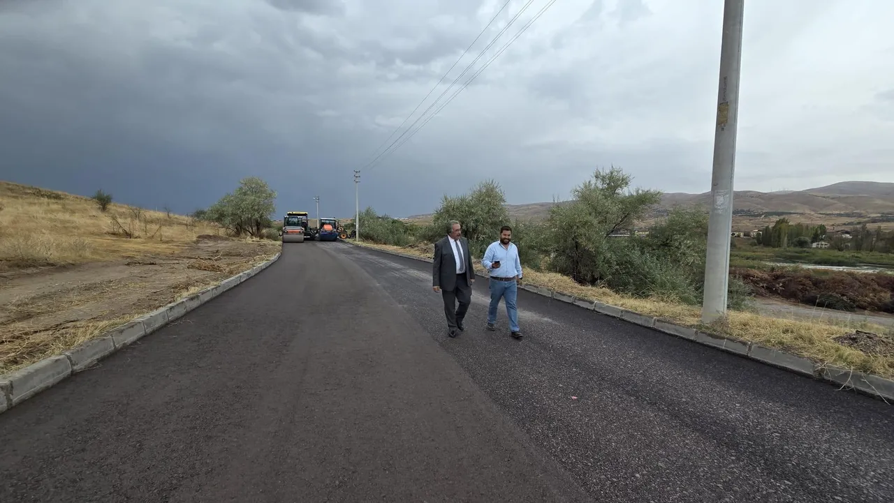 Yeni Mahalle Kızılırmak Caddesi ile Gülşehir Yolu güzergahında sıcak asfalt çalışmaları