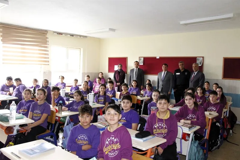 Banaz Kaymakamı, Banaz Cumhuriyet Ortaokulu'nu ziyaret ederek öğrenciler, öğretmenler ve okul idarecileriyle bir araya geldi