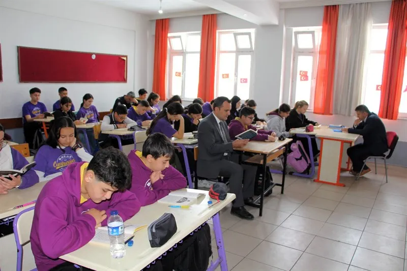 Banaz Kaymakamı, Banaz Cumhuriyet Ortaokulu'nu ziyaret ederek öğrenciler, öğretmenler ve okul idarecileriyle bir araya geldi
