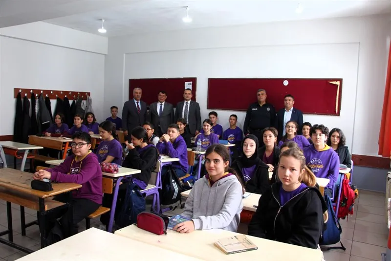 Banaz Kaymakamı, Banaz Cumhuriyet Ortaokulu'nu ziyaret ederek öğrenciler, öğretmenler ve okul idarecileriyle bir araya geldi
