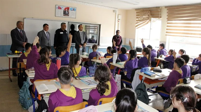 Banaz Kaymakamı, Banaz Cumhuriyet Ortaokulu'nu ziyaret ederek öğrenciler, öğretmenler ve okul idarecileriyle bir araya geldi