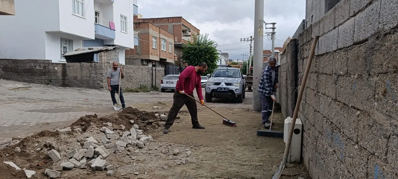 Şentepe ve Esentepe mahallelerinde mıcır serimi ve kilitli taş çalışmaları
