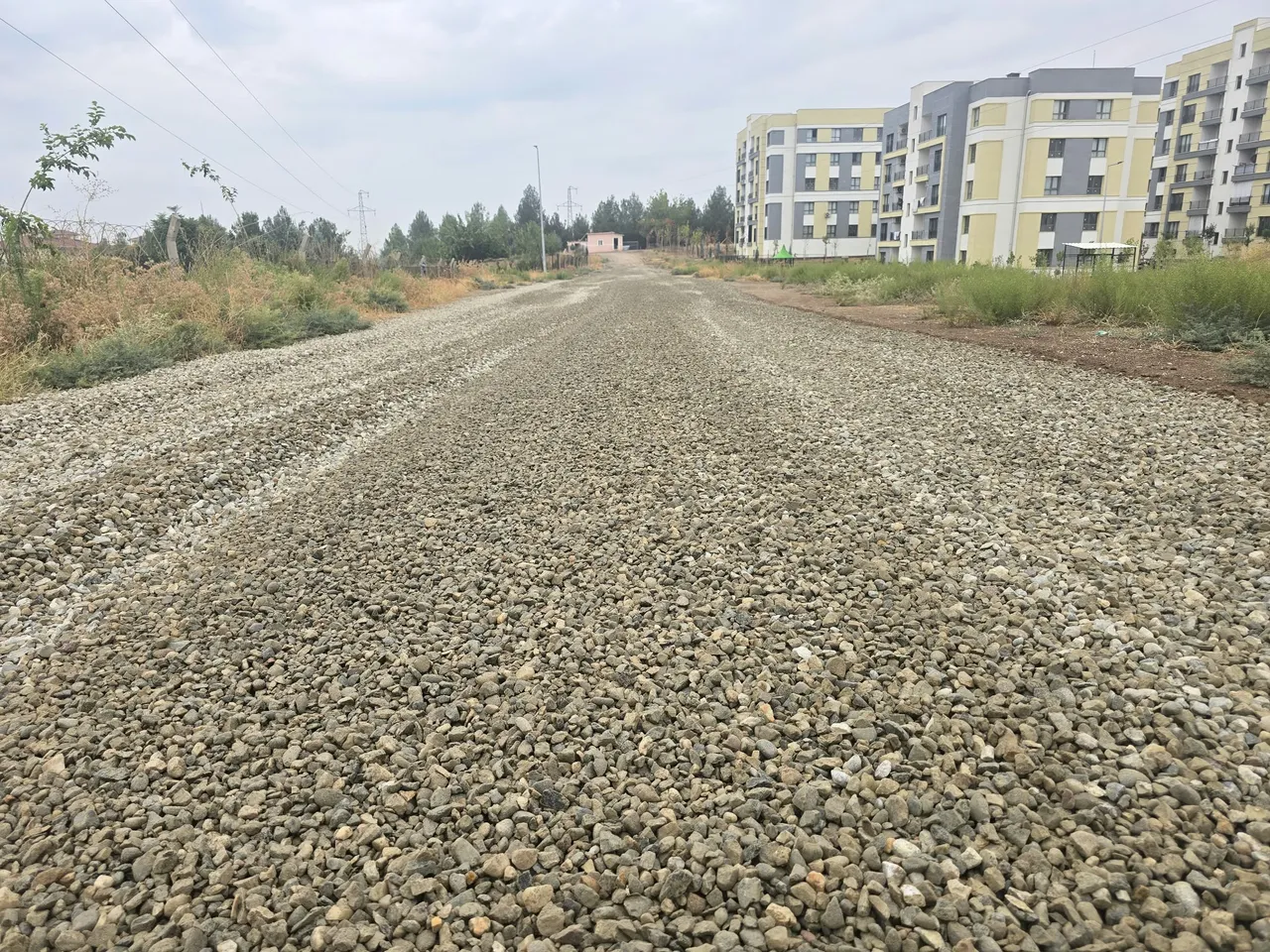 Şentepe ve Esentepe mahallelerinde mıcır serimi ve kilitli taş çalışmaları