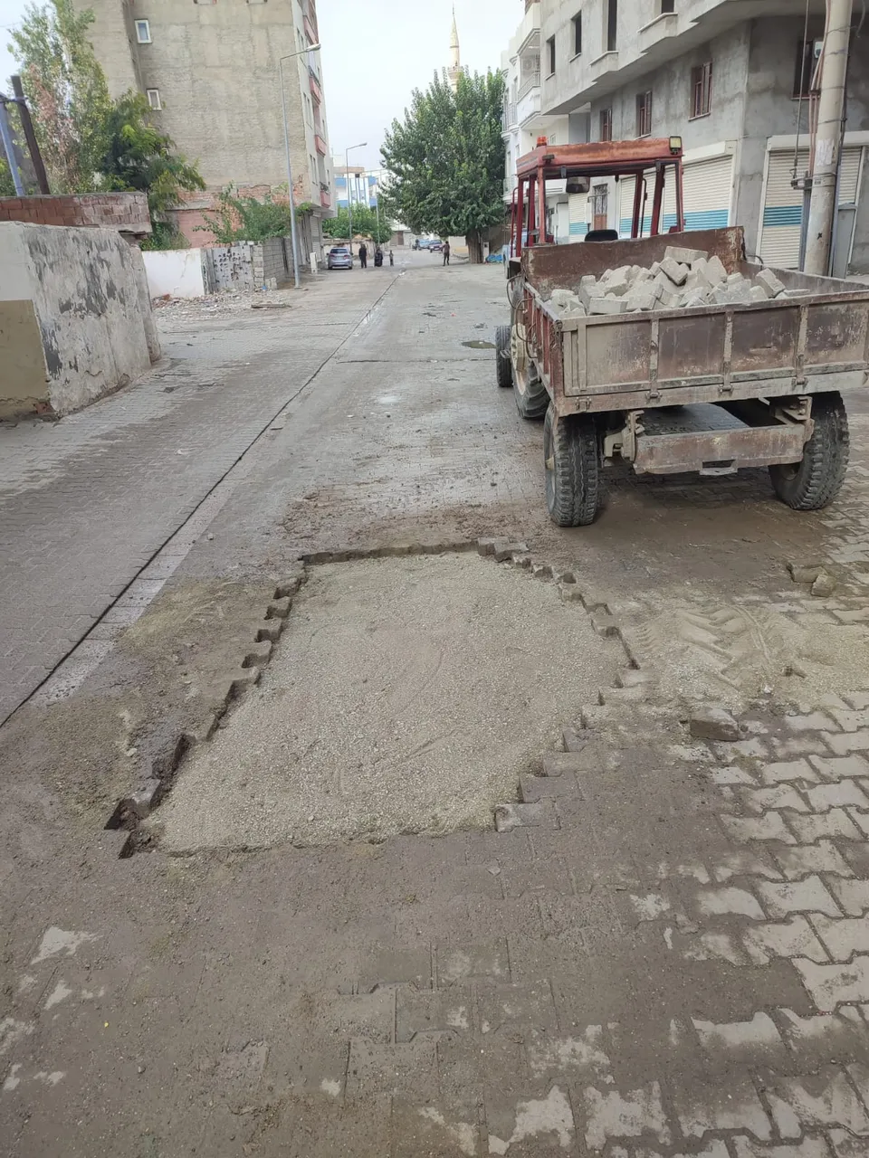 Şentepe ve Esentepe mahallelerinde mıcır serimi ve kilitli taş çalışmaları