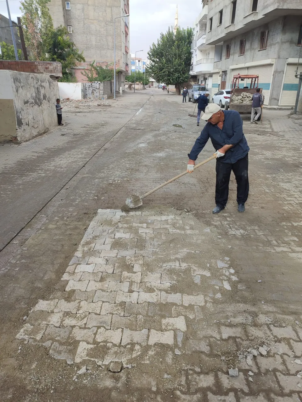 Şentepe ve Esentepe mahallelerinde mıcır serimi ve kilitli taş çalışmaları