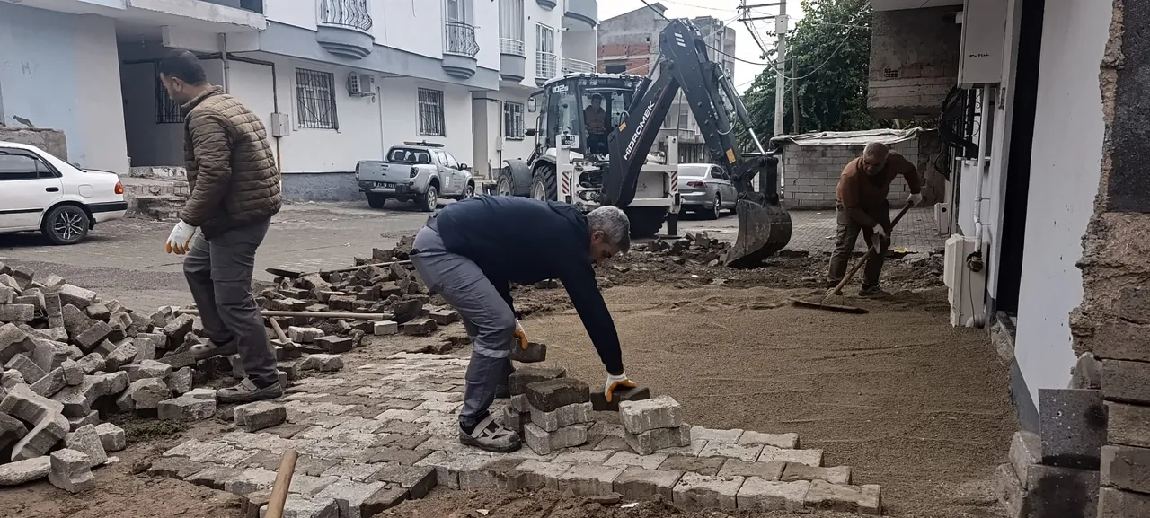 Şentepe ve Esentepe mahallelerinde mıcır serimi ve kilitli taş çalışmaları