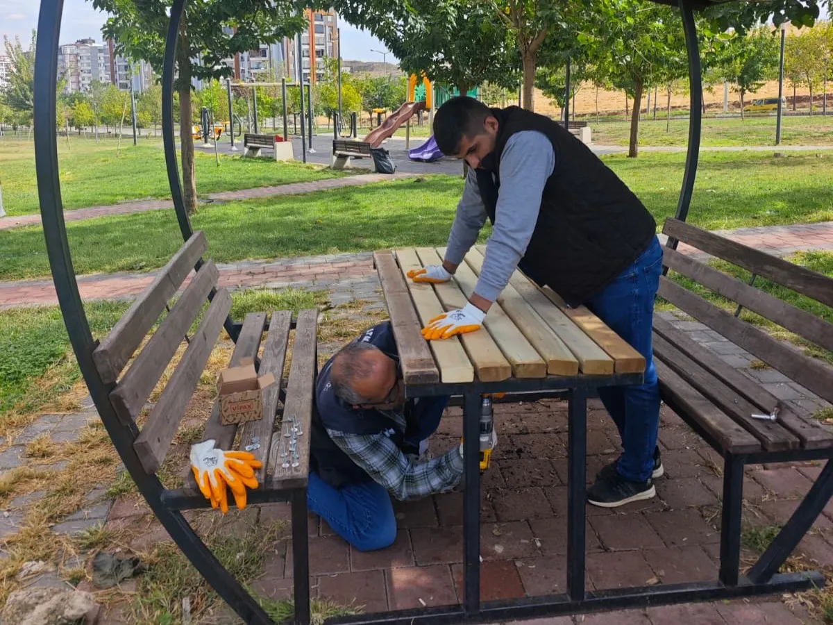 Parklardaki donatılar yenileniyor