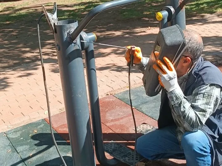 Parklardaki donatılar yenileniyor