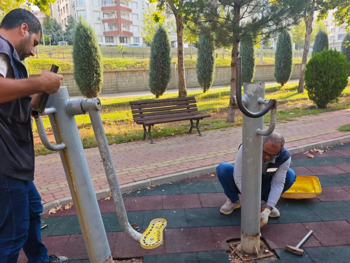 Parklardaki donatılar yenileniyor