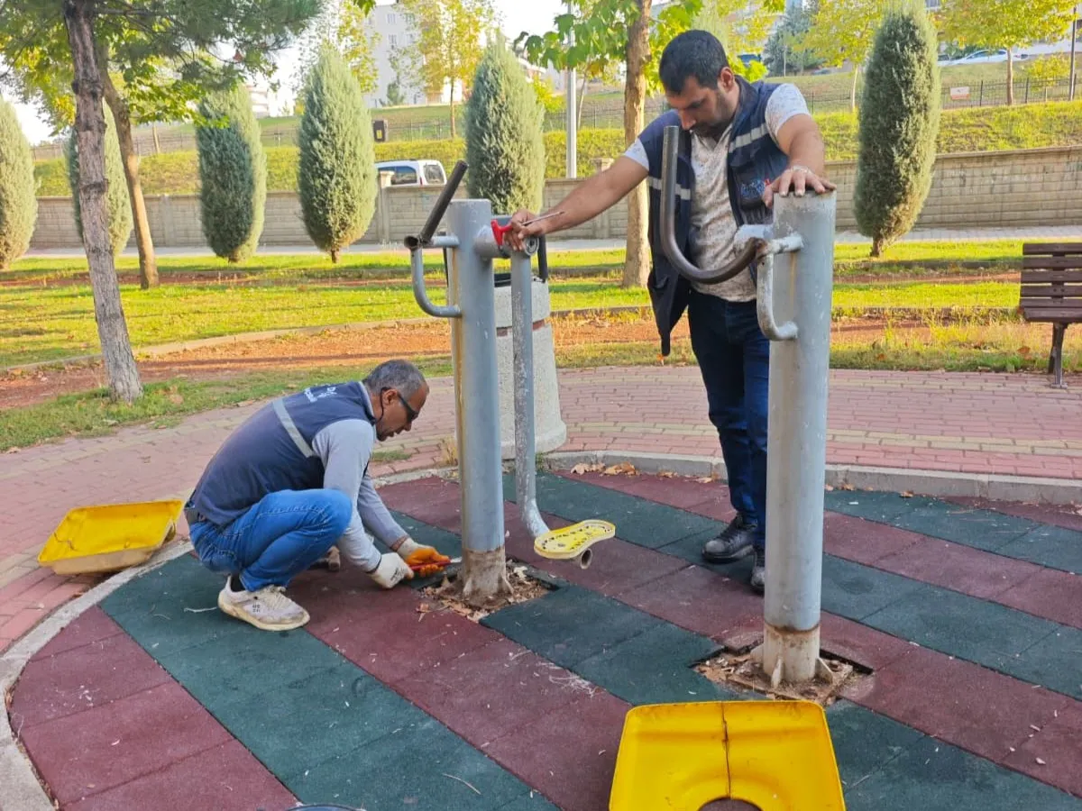 Parklardaki donatılar yenileniyor