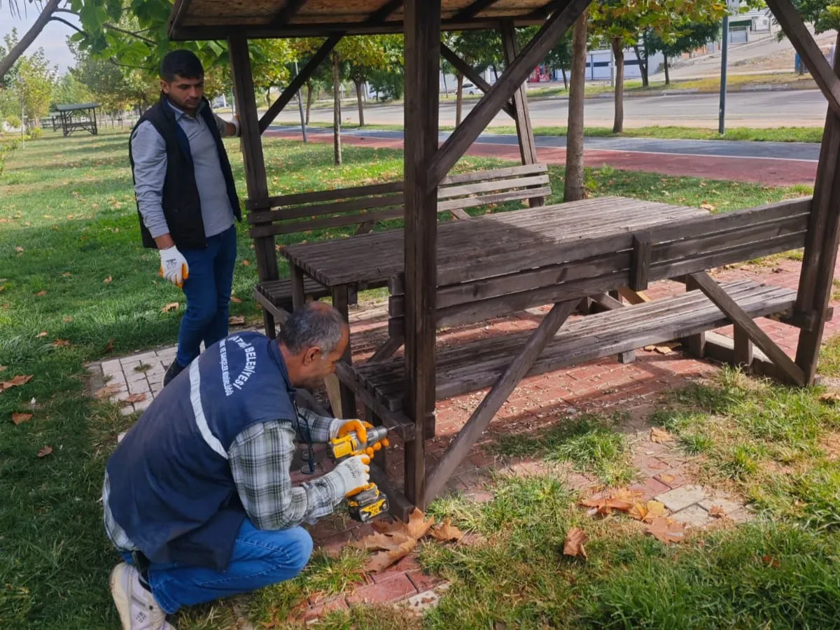 Parklardaki donatılar yenileniyor