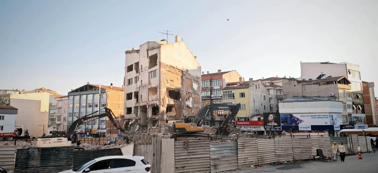 Şehrin 45 yıllık ticari hafızası Mehmet Şişman İşhanı’nın yıkımı devam ediyor
