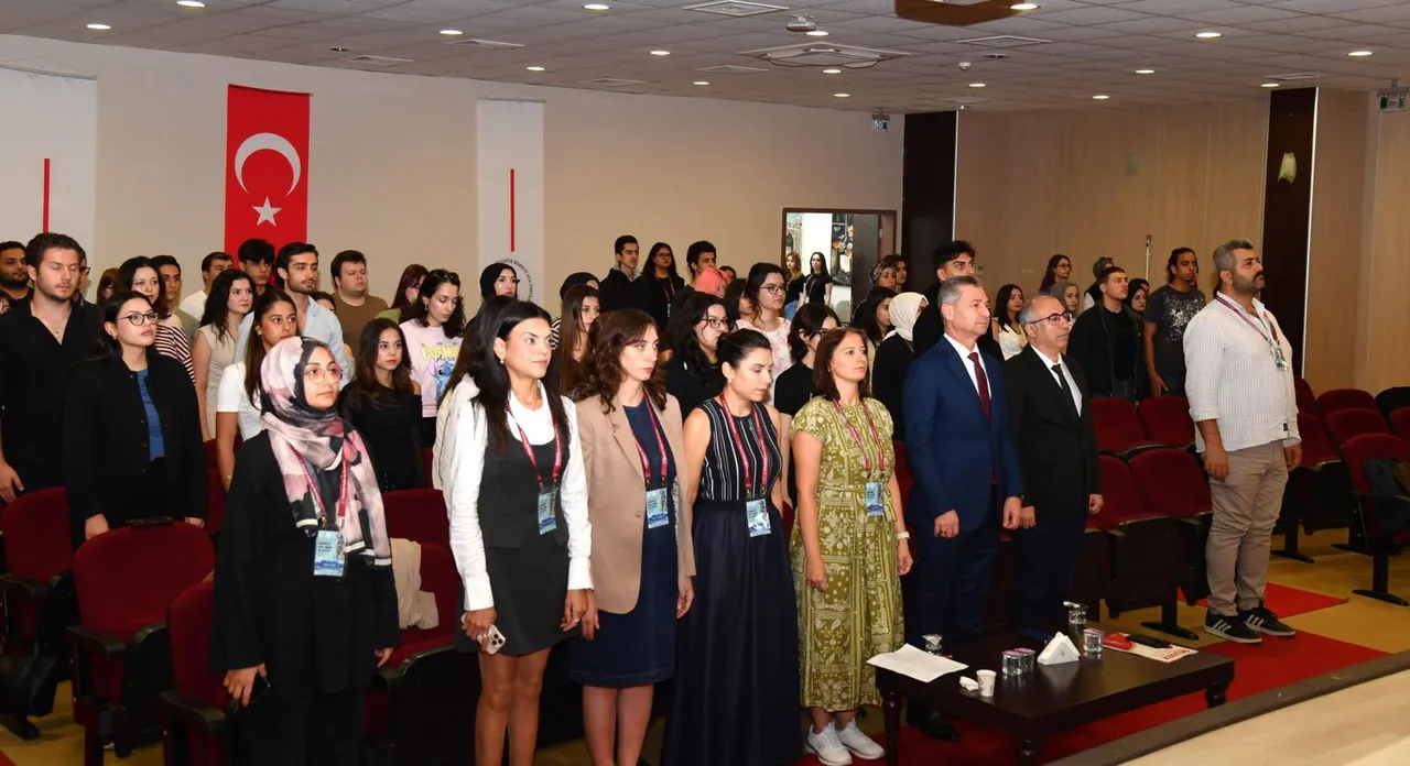 Osmaniye Korkut Ata Üniversitesinde 3. lisans öğrencileri İngiliz Dili ve Edebiyatı Konferansı başladı