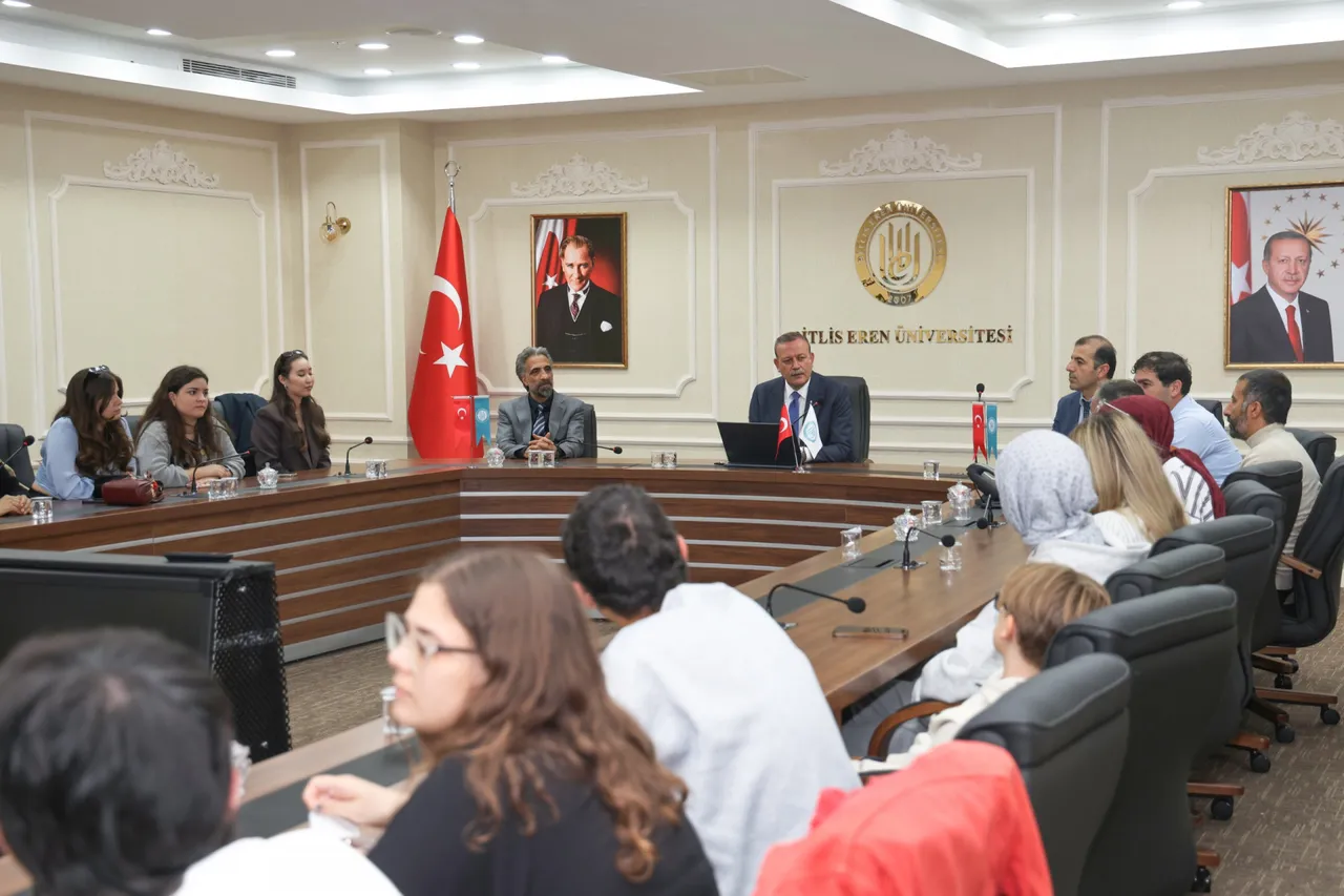 Rektör Elmastaş, gelen Gençlik çalışanlarını ağırladı