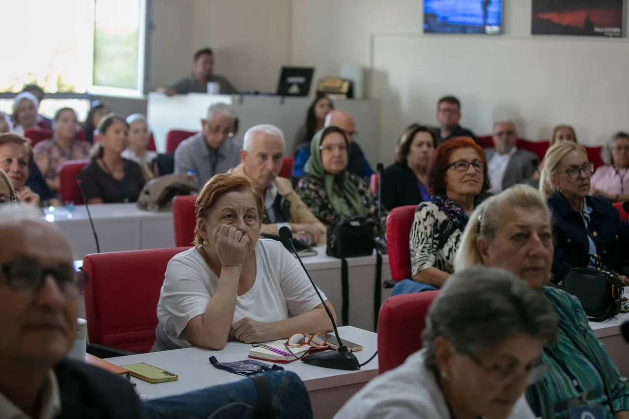 Güzelbahçe 3. Yaş Üniversitesi yeni eğitim dönemine başladı