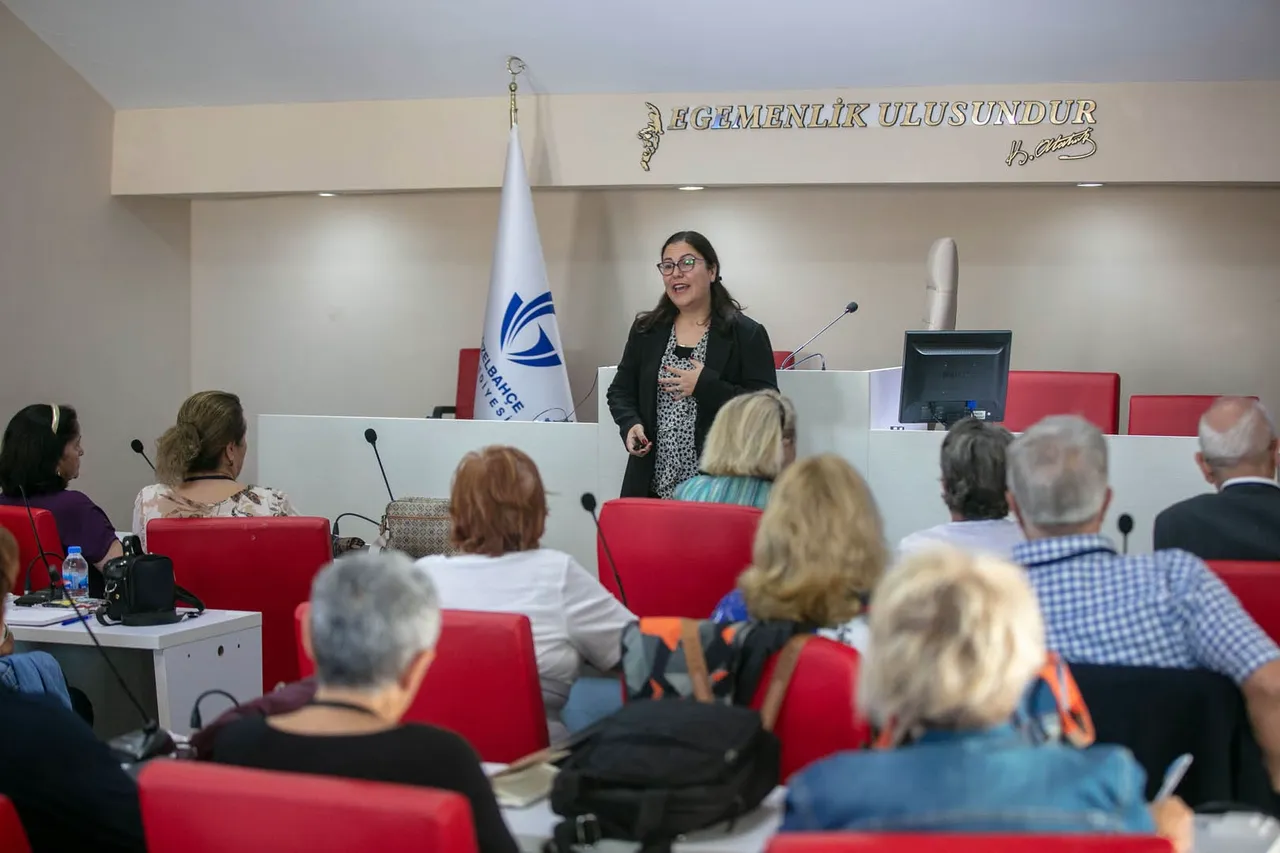 Güzelbahçe 3. Yaş Üniversitesi yeni eğitim dönemine başladı