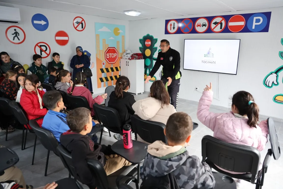 Kartepe’de minik öğrenciler trafik kurallarını uygulamalı öğreniyor