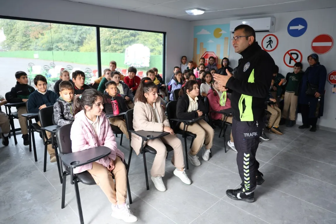 Kartepe’de minik öğrenciler trafik kurallarını uygulamalı öğreniyor