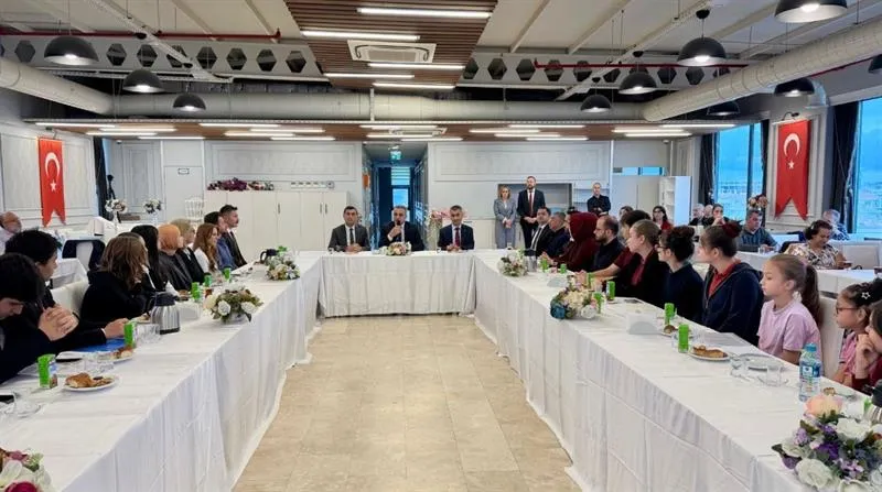 İstanbul Valiliği himayelerinde yürütülen "İstanbul Öğrenci Meclisleri" projesi
