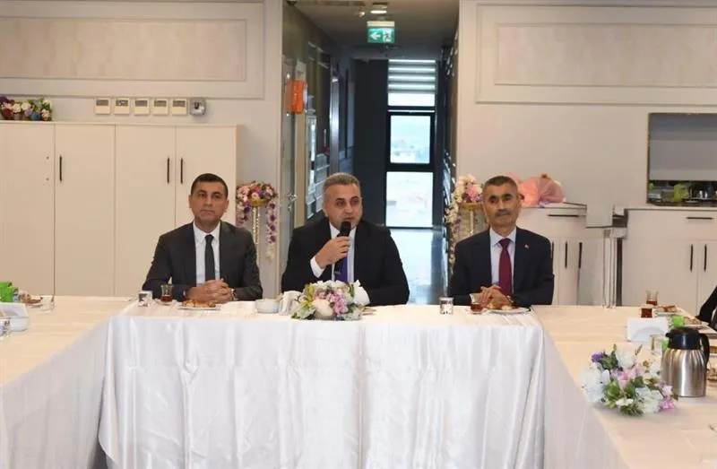İstanbul Valiliği himayelerinde yürütülen "İstanbul Öğrenci Meclisleri" projesi