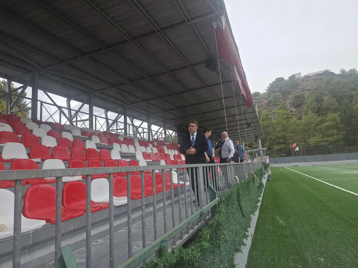 Marmaris İlçe Stadyumu’nda yenileme ve modernizasyon çalışmaları incelendi